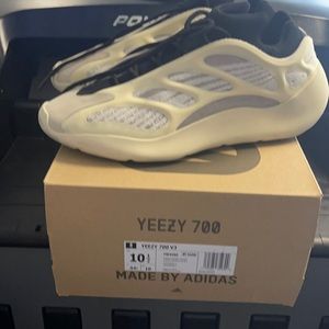 Yeezy 700 V3